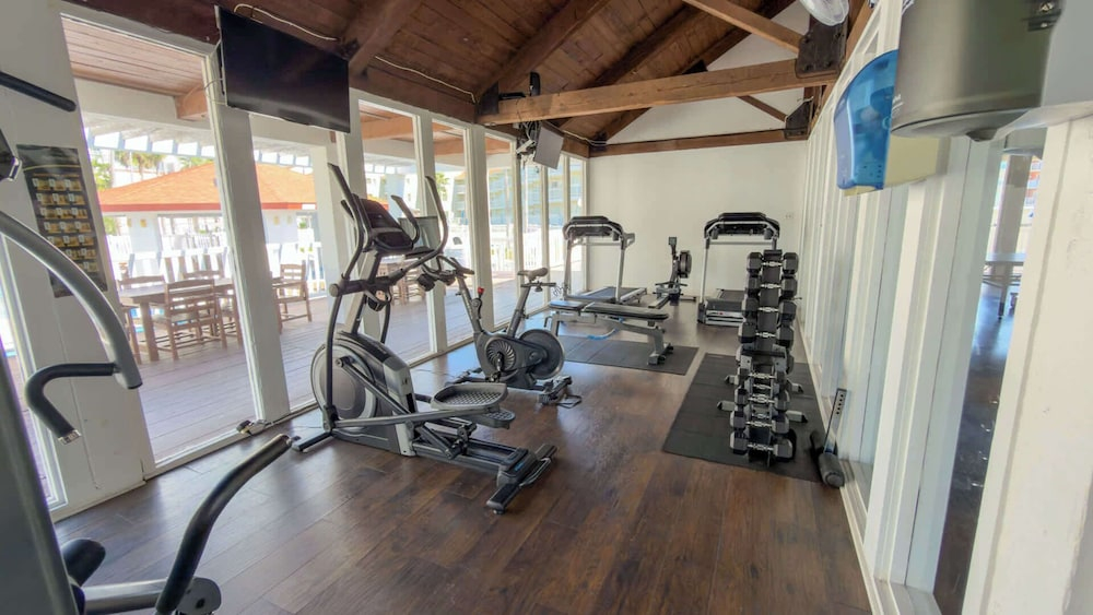 Fresh &bright 1BR Condo - Poolview & Steps to Beach