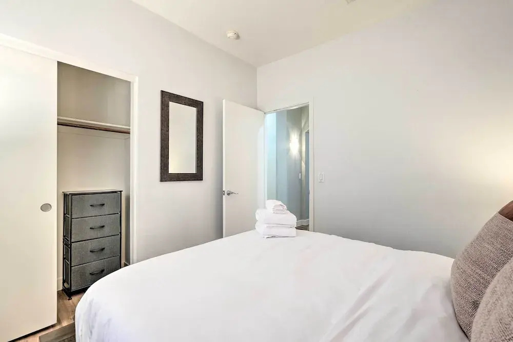 Sunlit Peoria Gem w/ Yard: Hike, Golf & Explore