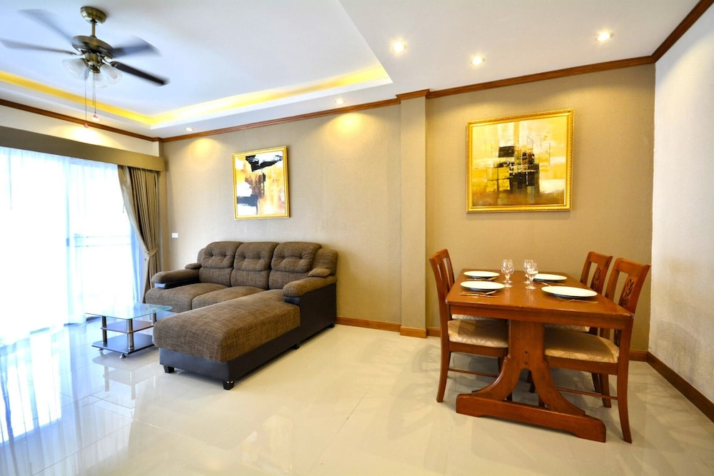 Spacious Corner 1-bedroom Condo With 2 Balconies - Baan Suan Lalana