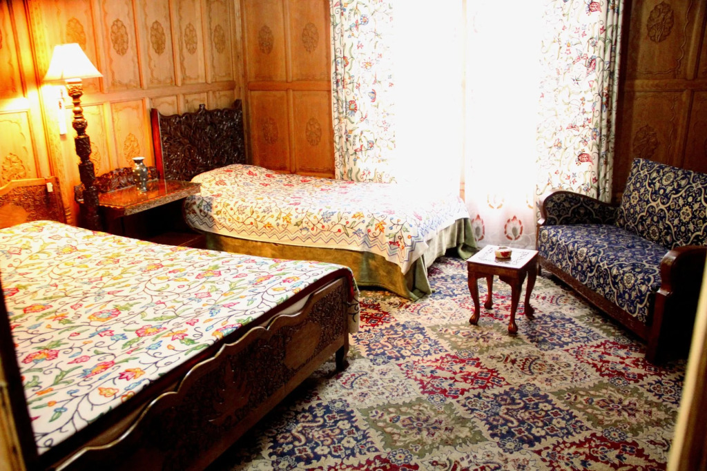 Golden Flower Heritage Houseboat