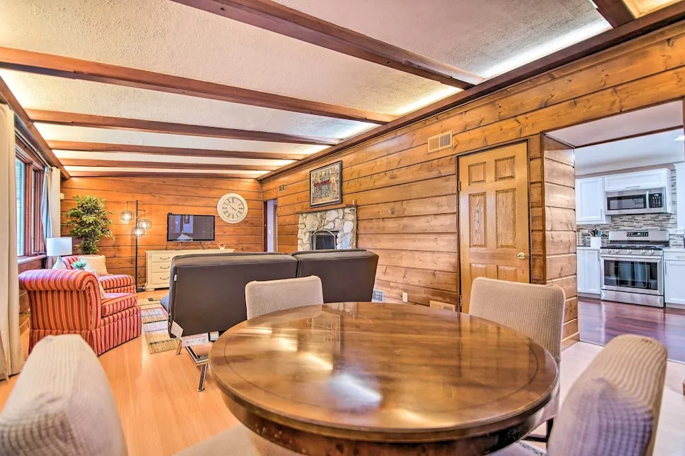 Fenced Yard: Fox River Grove Home, Dogs Welcome