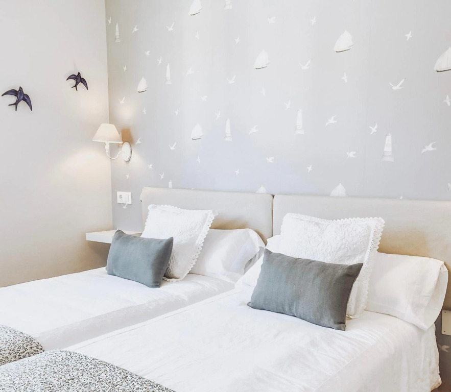 BELLA KALMA, acogedora casa con parking, jardin y wifi