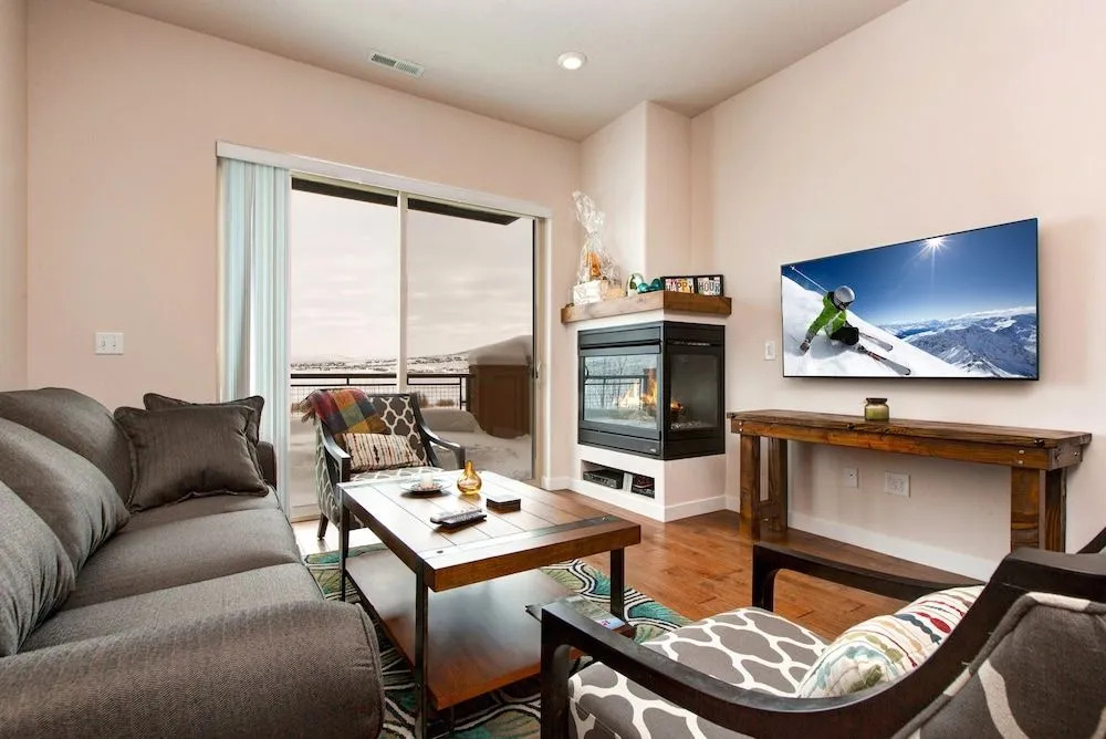 Newpark Townhouse by RedAwning