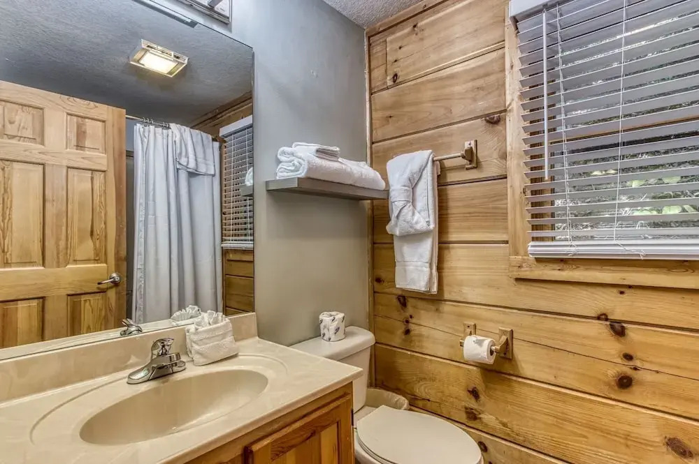 ER96 - Squirrels Leap - Great Location! Close to Town! cabin