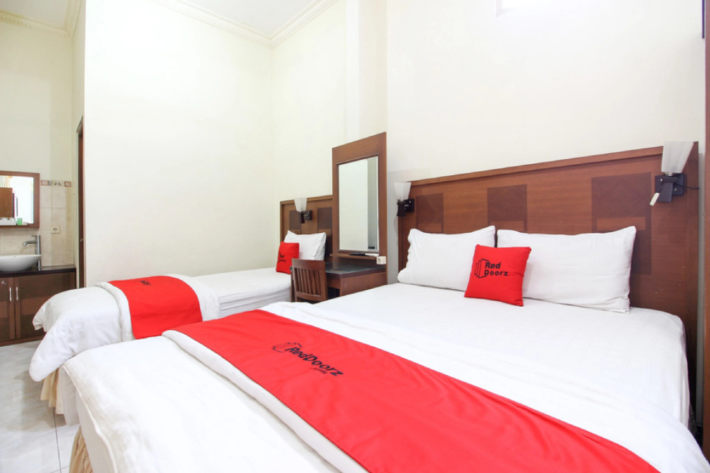 RedDoorz plus @ Tegal Panggung
