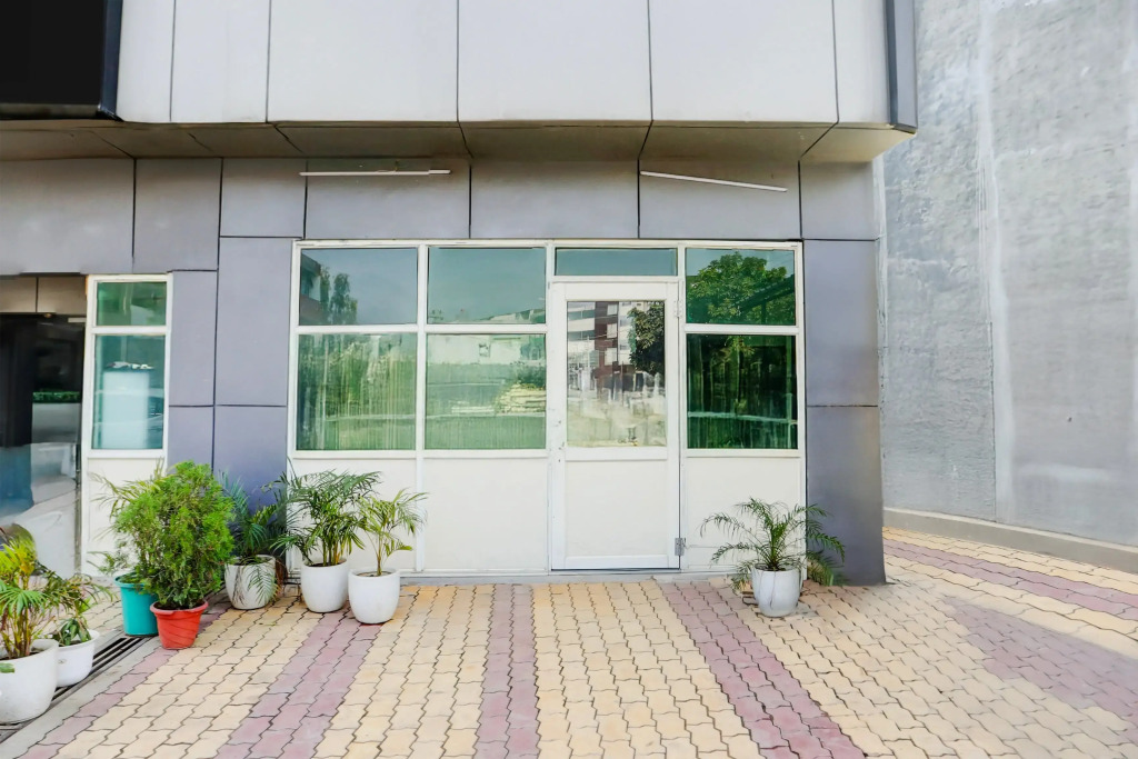 Hotel O by OYO Lohgarh Road Zirakpur Formerly JB Plaza