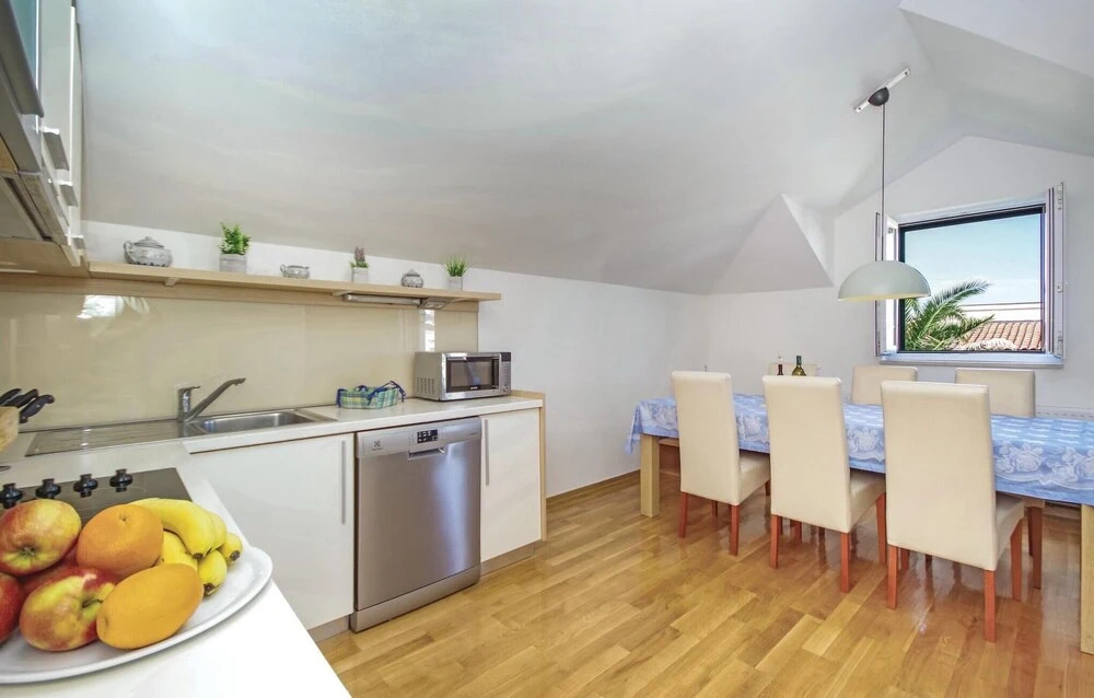 Beautiful Home in Makarska With Wifi and 2 Bedrooms