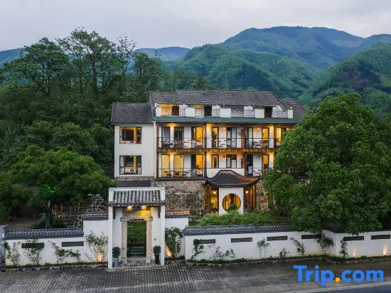 Anji Double Fish Hall Hot Spring Resort B&B (Longwangshan Canyon Drift Shop)