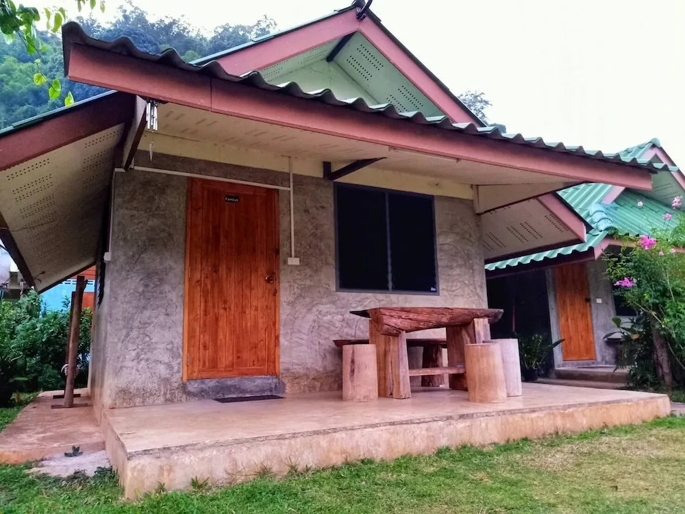 Ban Rim Nam Tharnthong