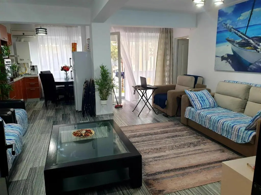 Apartament Mamaia Nord la 30 de m de plaja cu terasa.