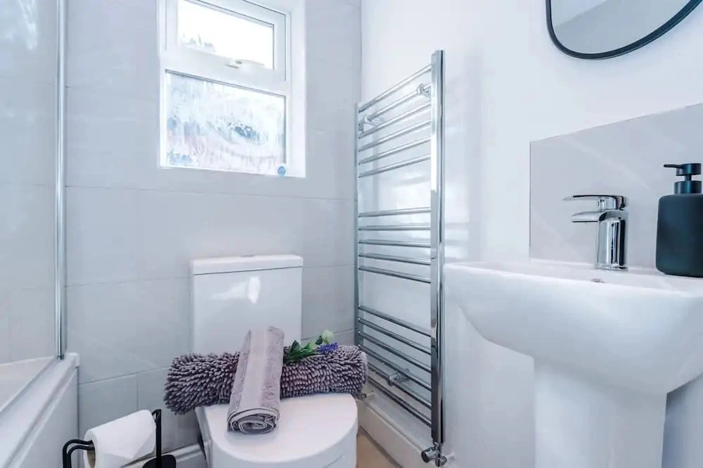 Modern Home Ideal for Business Groups Sleeps 7