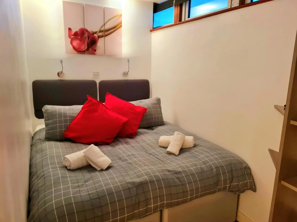 1 Bedroom Newton Apartment Wigan, A Walk to Albert Infirmary, Free Private Parking, Free WiFi