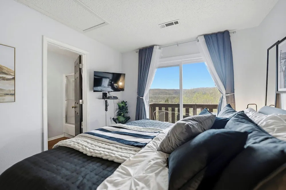 Holiday Island Escape w/ Panoramic Lake Views