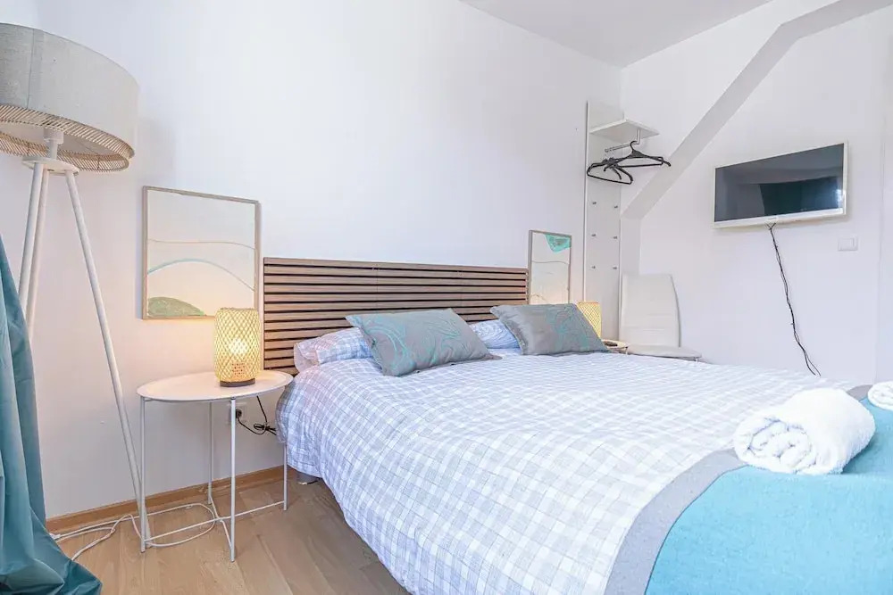 Stylish Private Rooms in 3BR Apartment with Balcony, City Center