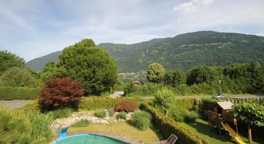 Haus mit Badeteich und Blick zum See