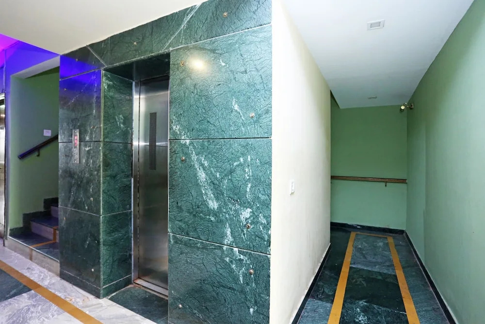 OYO 8178 Hotel Saket