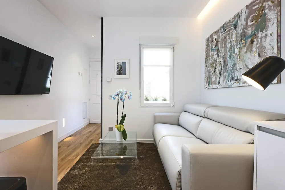 Santa Isabel Street, Private rooms
