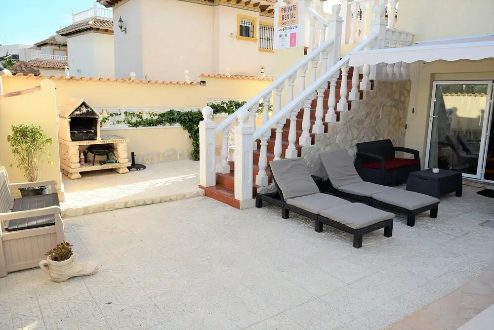Upper floor Apartment semi-private pool