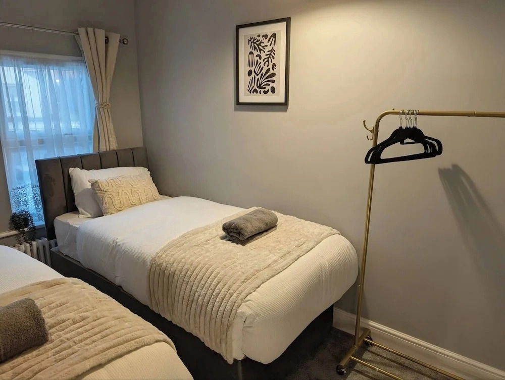 Luxury 3BR Home 20 Mins to London Garden Wi-fi