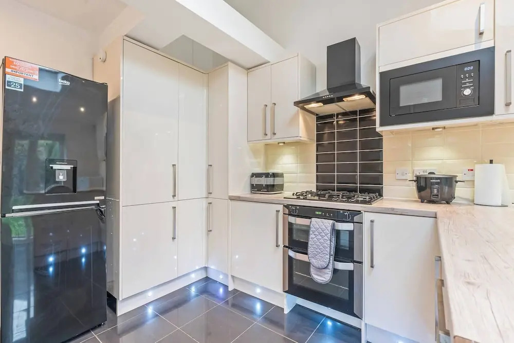Beautiful 5 Bedroom Home in Coventry 14min to NEC