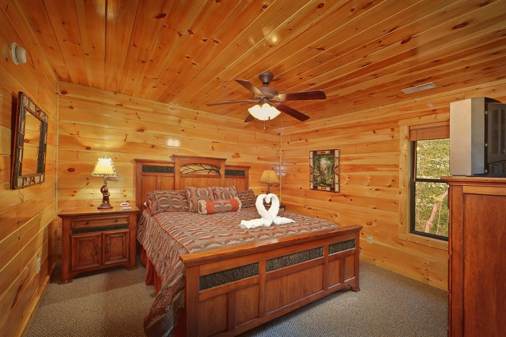 Knotty Nice: Theater Hot Tub Sauna Near Town