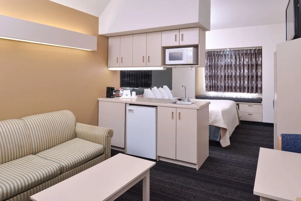 Days Inn & Suites Maryville