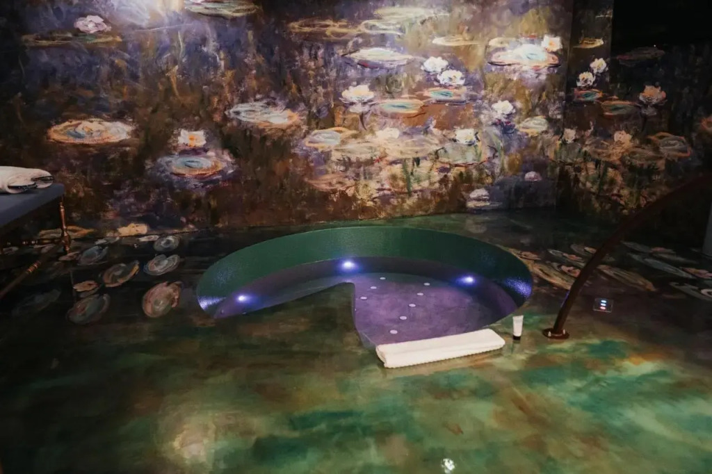 Emotional Grand Motel