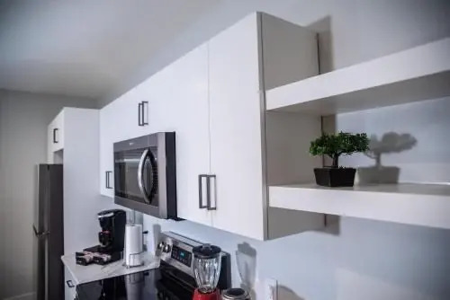 Air & Road Travelers' Perfect Spot! + Full Kitchen