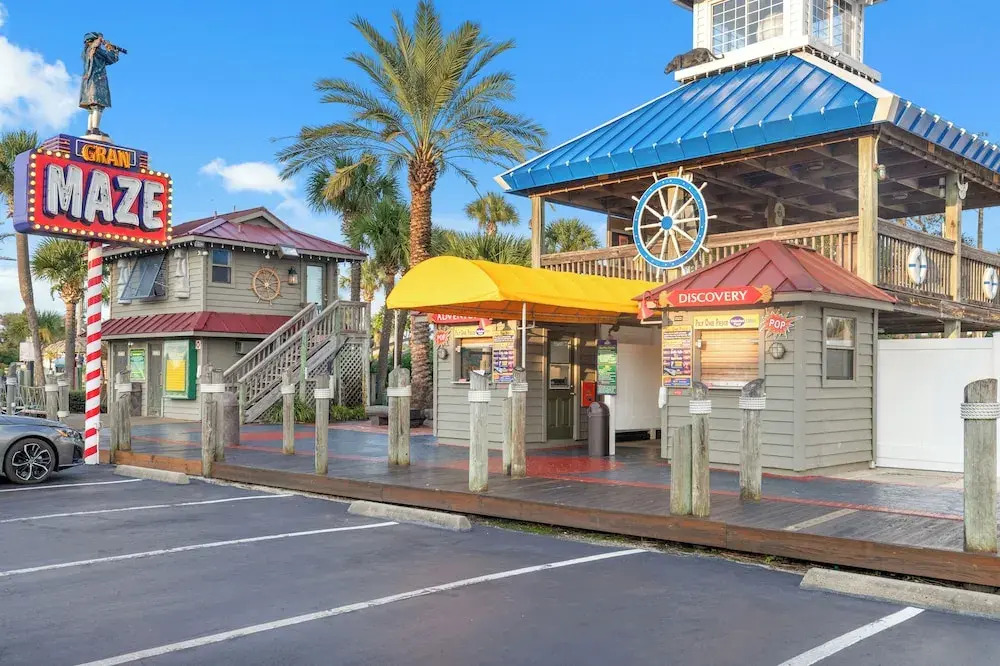 Serenity by the Sea! 4BR Retreat, Sleeps 12, Walk to Beach
