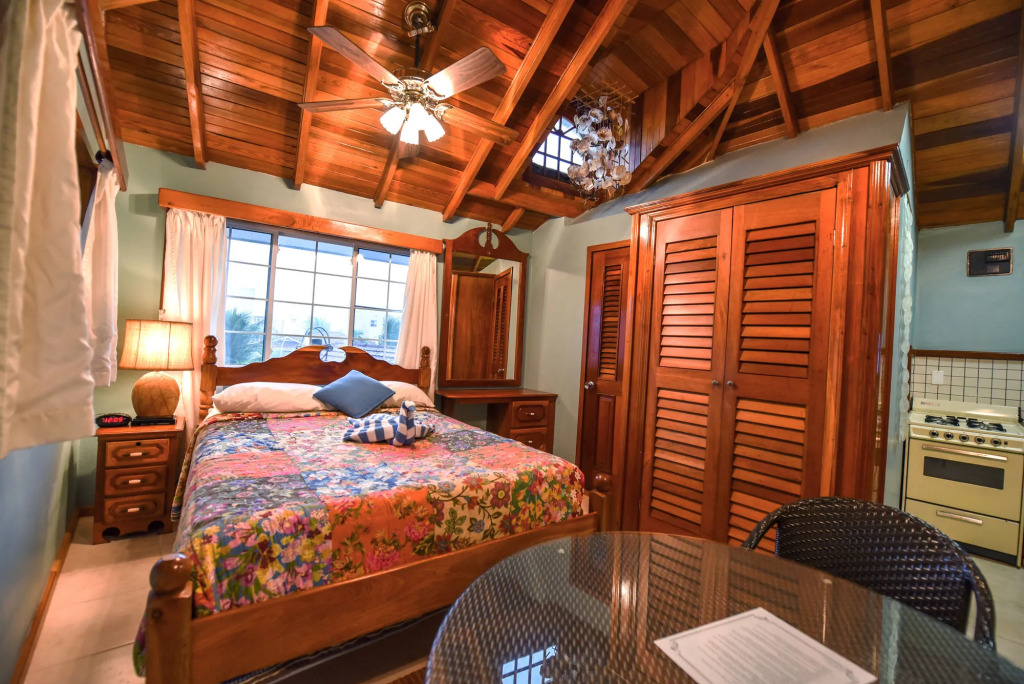 Blue Tang Inn - Beachfront Suites and Pool