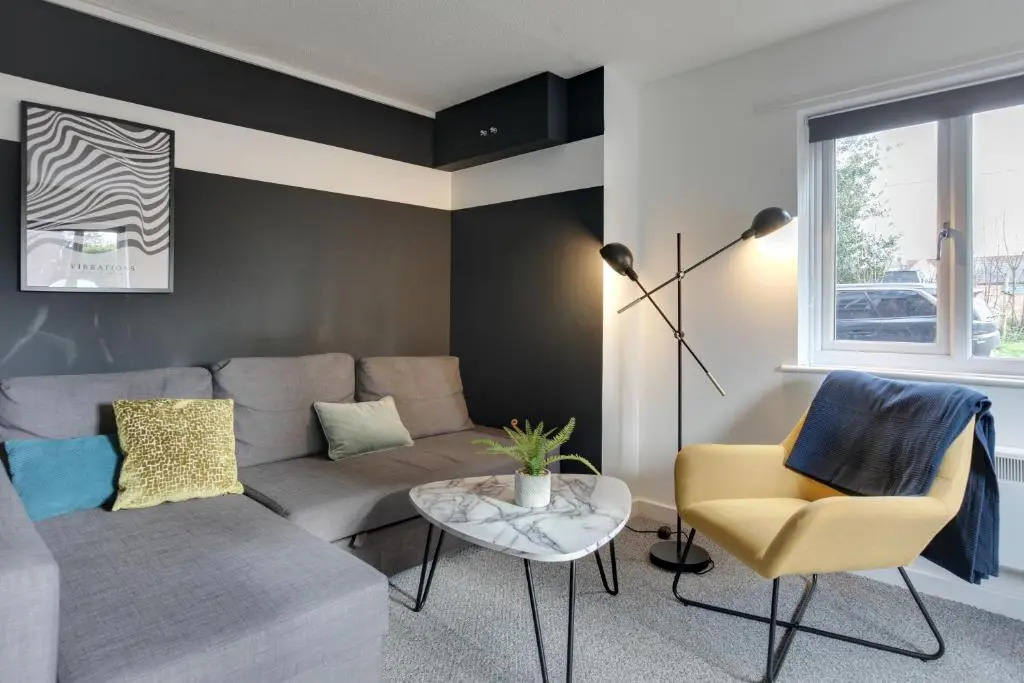 George Suite - Two Bed Apartment with Parking