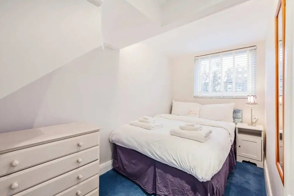 Modern 2 bed Flat, West Kensington, Sleeps 4