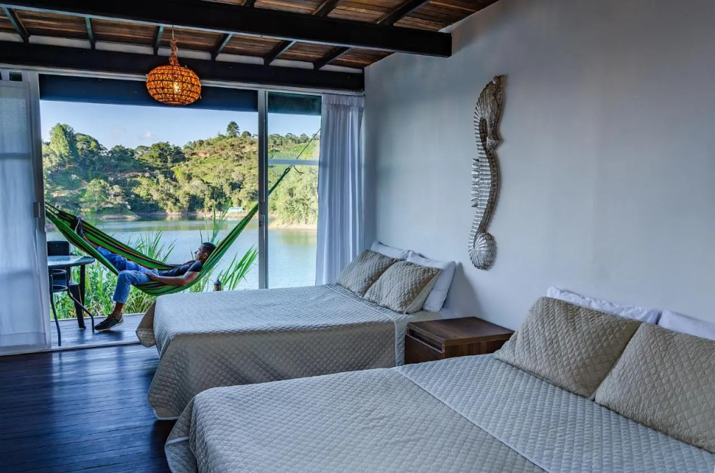Hotel Pietrasanta Cabañas frente a la Represa Peñol Guatape