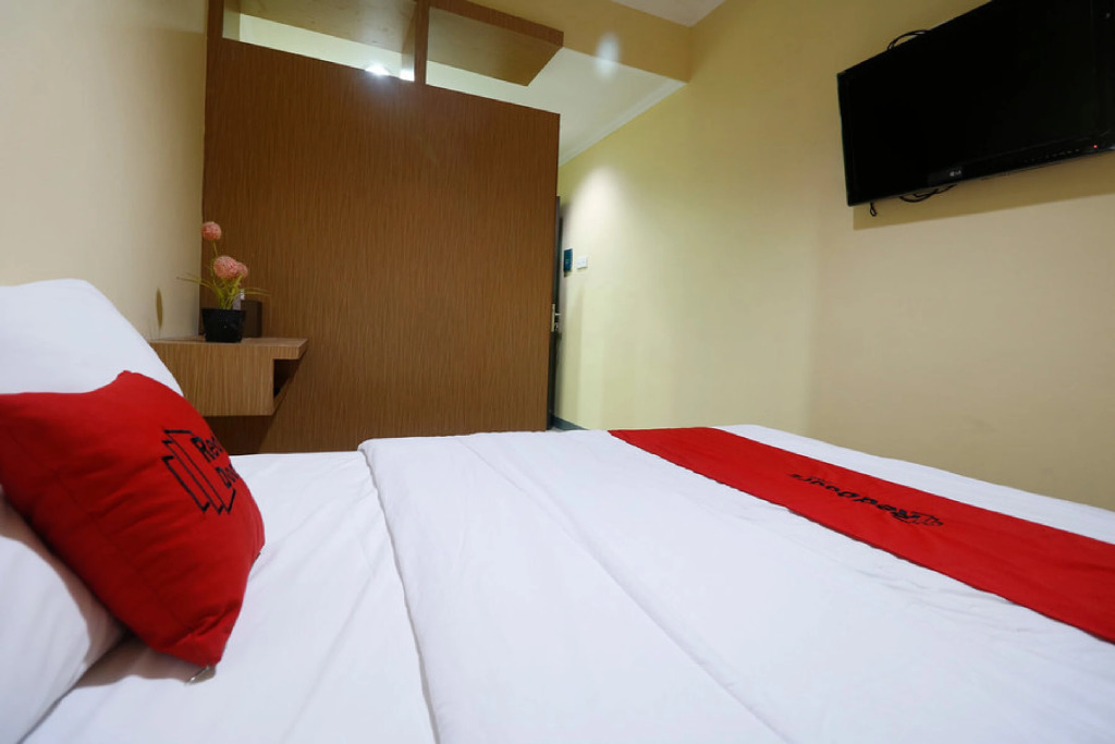 RedDoorz near ITC Cempaka Mas