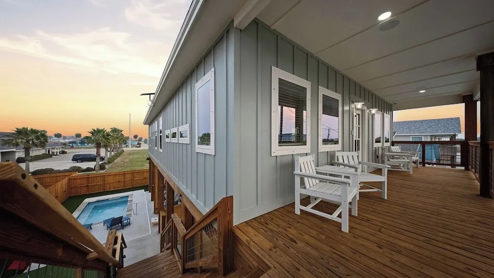 Still Waters & Yahwaves by Avantstay Sleeps 20, 2 Homes Private Pools + Putting Greens, Port Aransas Golf Cart Zone