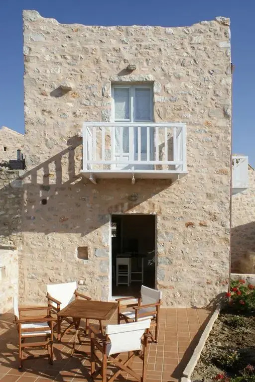 To Karavi Guesthouse