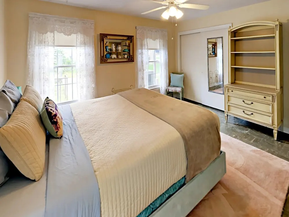 3BR 2BA Brentwood Home by RedAwning