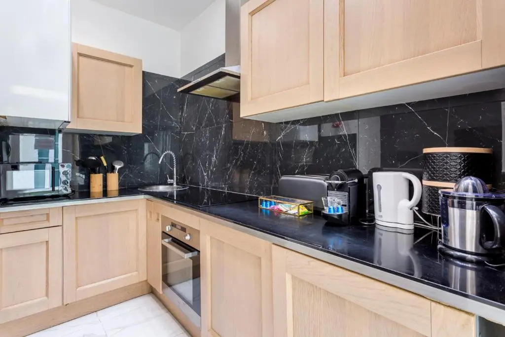 180 Suite Eden, Luxury Apt at Sacre Coeur