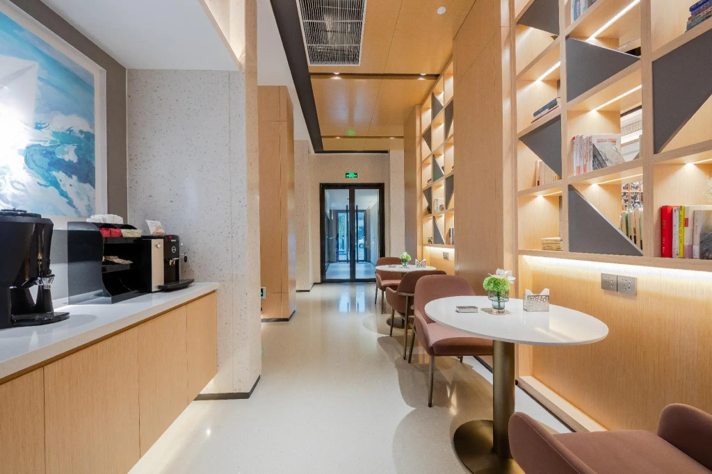 SKYBIRD Hotel (Shanghai International Resort - Chuansha Metro Station Store)