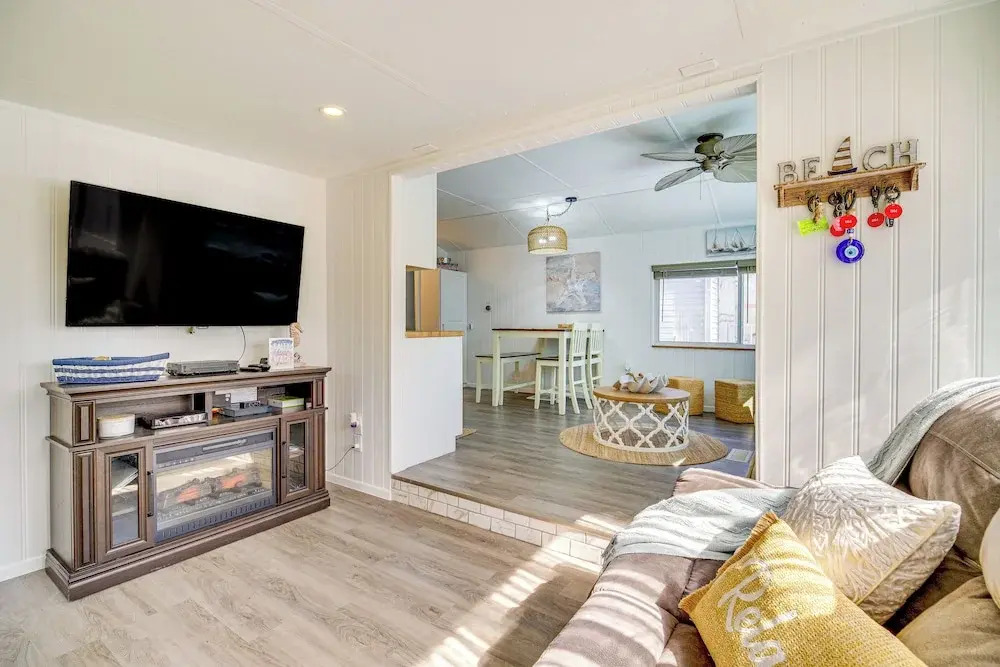 Island Cottage in Jensen Beach w/ Pool Access!