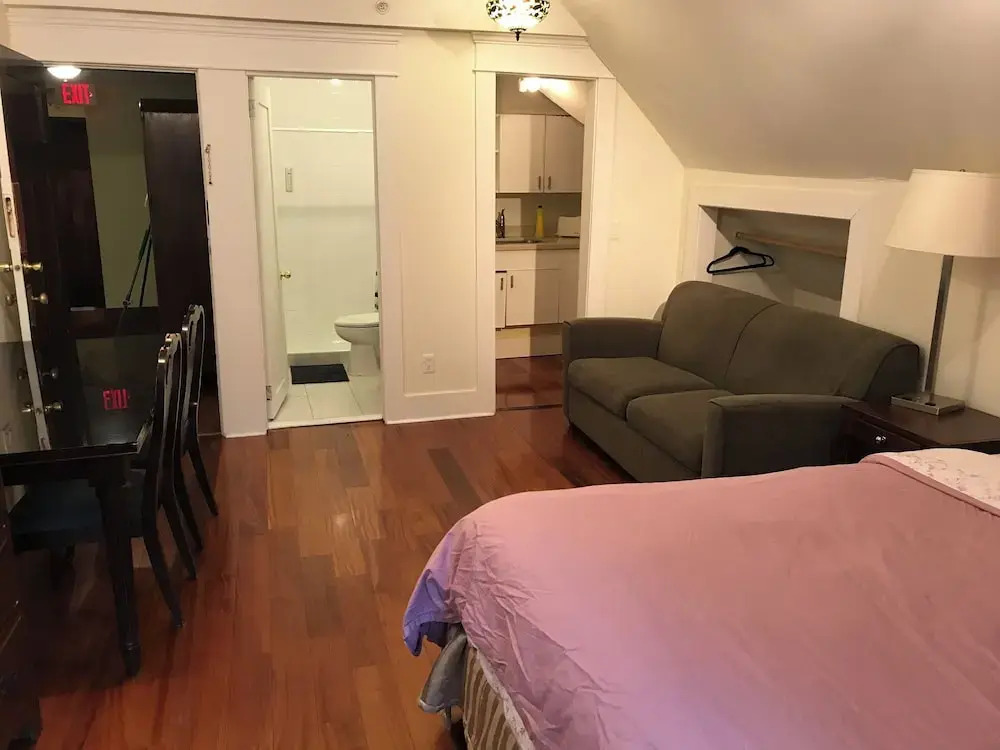 West Broadway guesthouse