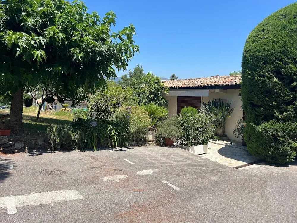 Small Holiday Home With Private Terrace and Shared Garden, Cagnes-sur-mer