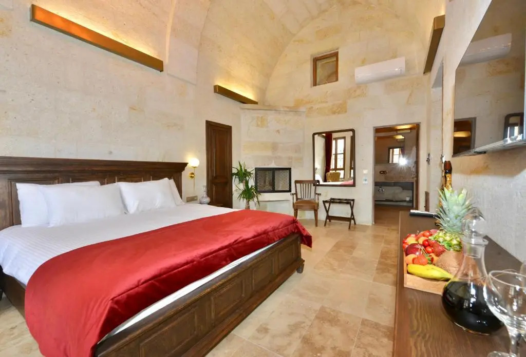 Evanthia Cave Suites