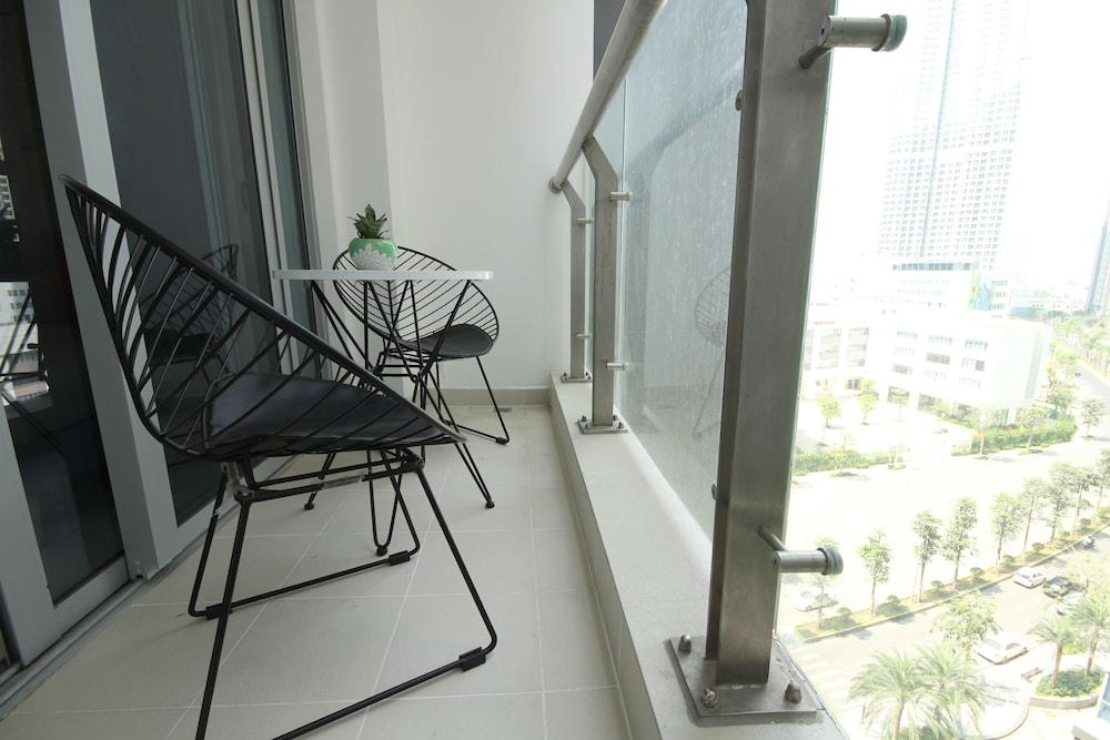 Smiley Apartment 14