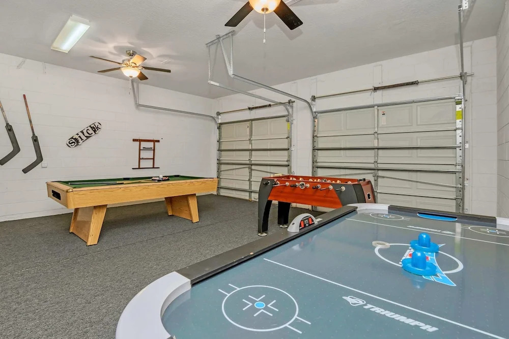Lovely Decor and Large Pool Area! Less Than 5 Miles to Disney. #4wh633