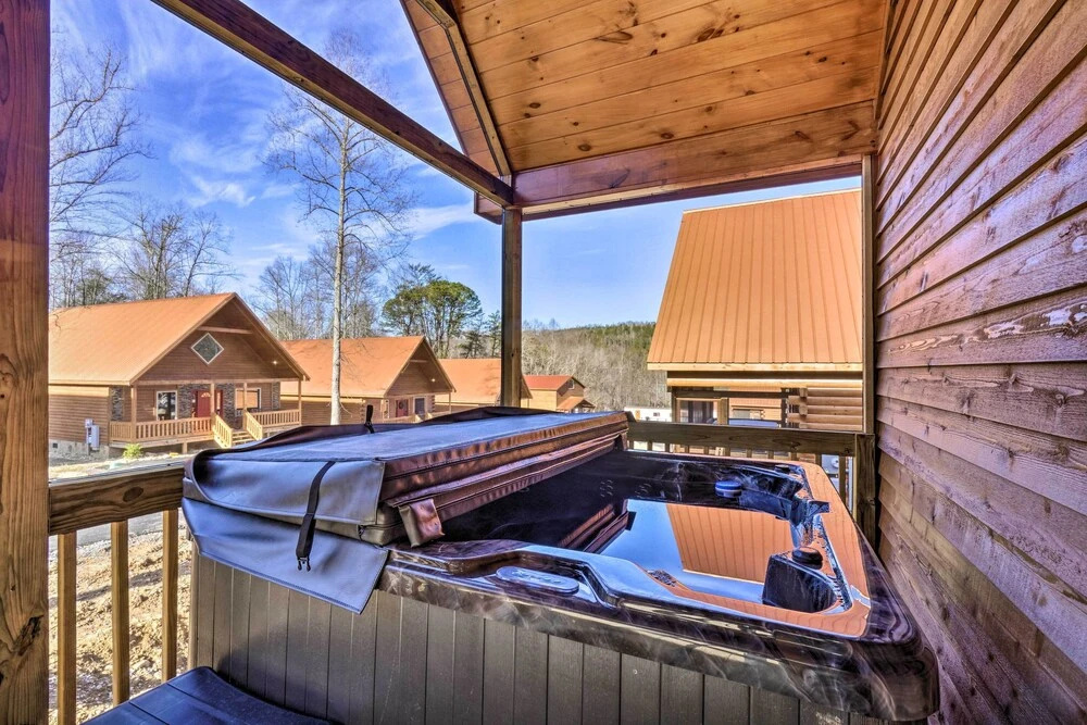 Gatlinburg Mountain Cabin: 4 Mi to National Park