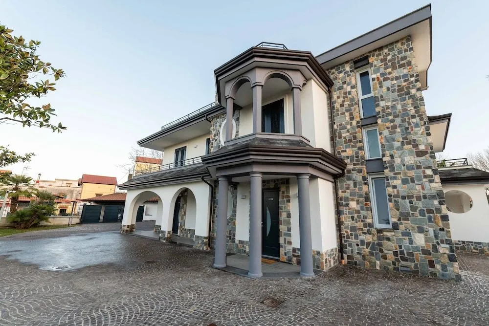 8 Rooms Hotel