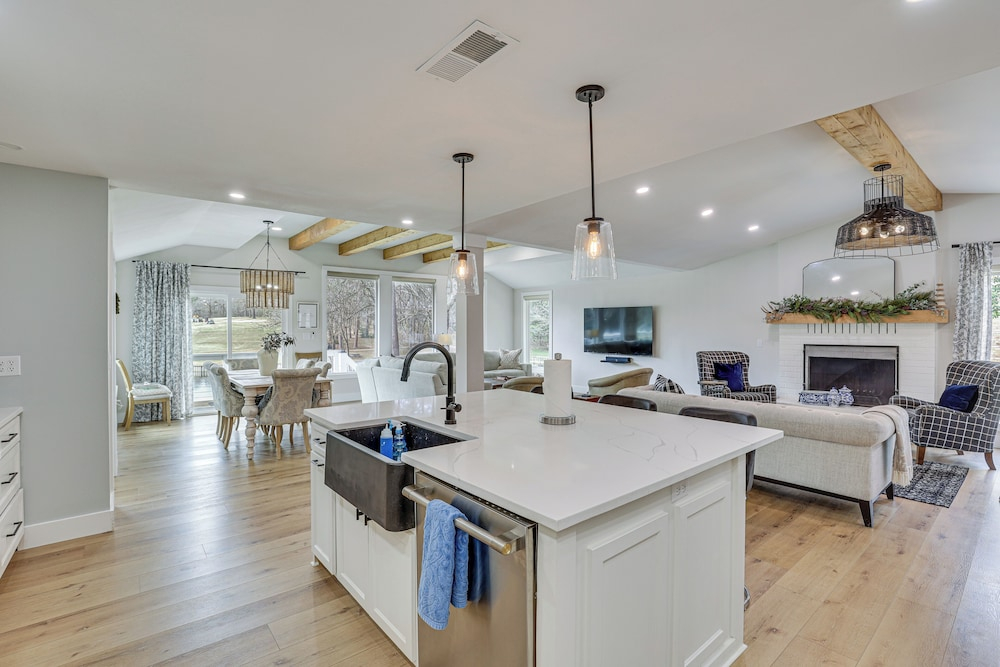 Fairway & Water Views! Peaceful Holly Lake Retreat
