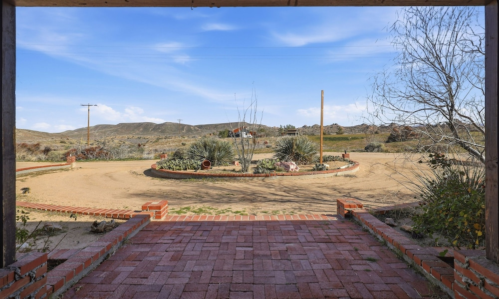 Desert Paradise: Walk to Pappy's - EV and Sleeps 8
