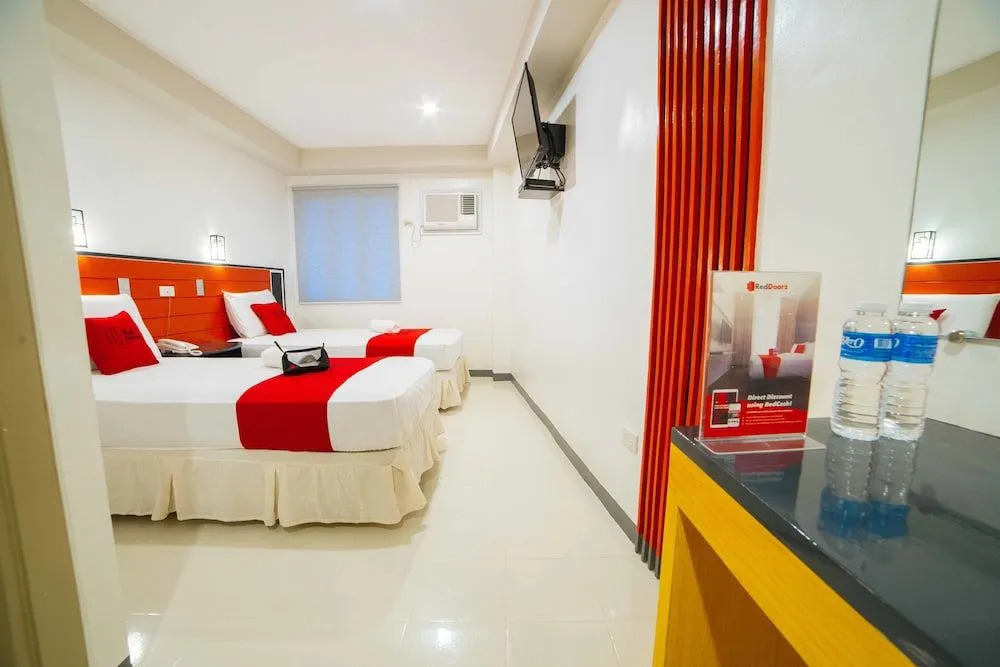 RedDoorz Plus near San Pedro Cathedral